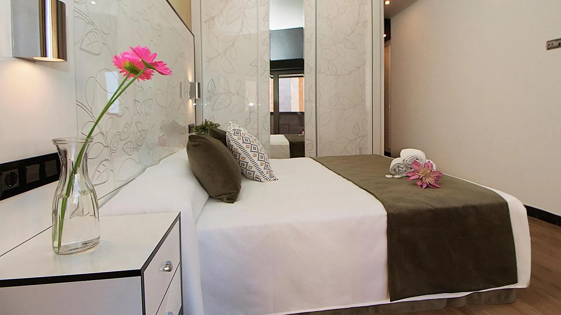 Daire Apartamentos Suites Oficentro Deluxe Málaga